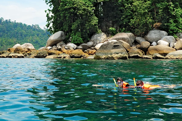 aktivitas olahraga pantai di pulau tioman