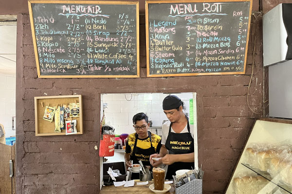 Jelajahi Kafe-Kafe Instagramable di Kota Bharu, Kelantan warung oren lanscape