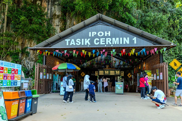 pintu tasik cermin