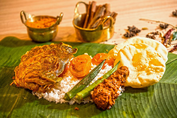 52 Kuliner Malaysia yang Wajib Dicoba, Dijamin Bikin Ketagihan banana leaf rice landscape.jpg (1)