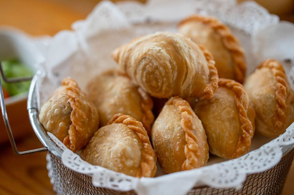 52 Kuliner Malaysia yang Wajib Dicoba, Dijamin Bikin Ketagihan karipap