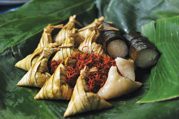 52 Kuliner Malaysia yang Wajib Dicoba, Dijamin Bikin Ketagihan ketupat
