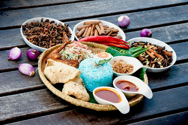52 Kuliner Malaysia yang Wajib Dicoba, Dijamin Bikin Ketagihan nasi kerabu