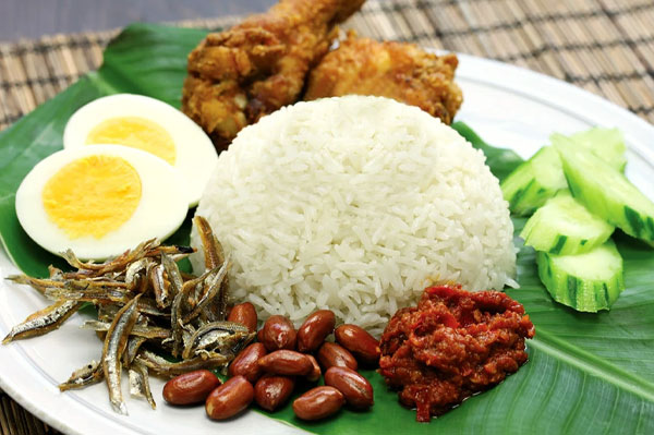 52 Kuliner Malaysia yang Wajib Dicoba, Dijamin Bikin Ketagihan nasi lemak