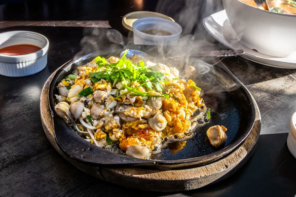 52 Kuliner Malaysia yang Wajib Dicoba, Dijamin Bikin Ketagihan oyster omelette