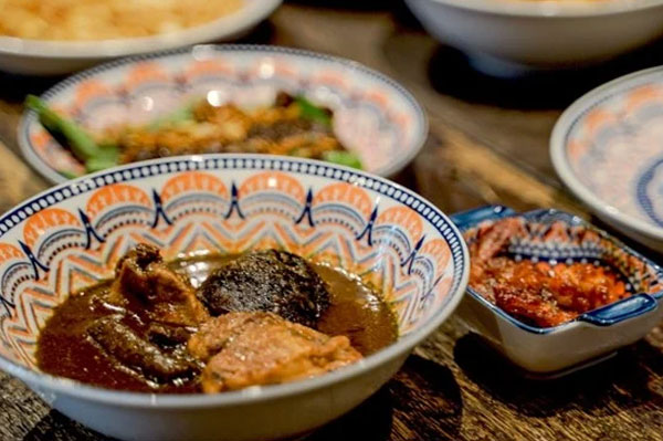 Pecinta Kuliner Wajib Tahu! Ini Hidangan Ikonik Melaka peranakan food lanscape