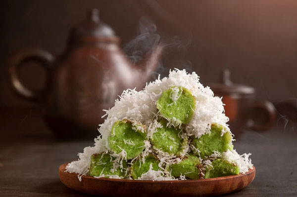 52 Kuliner Malaysia yang Wajib Dicoba, Dijamin Bikin Ketagihan putu bambu