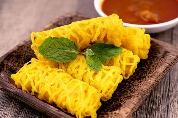 52 Kuliner Malaysia yang Wajib Dicoba, Dijamin Bikin Ketagihan roti jala