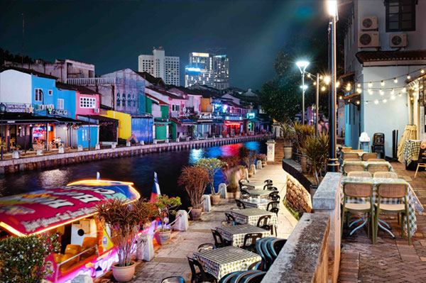 Aktivitas Romantis di Melaka untuk Pasangan: Panduan Liburan Romantis berjalan santai di melaka riverfront promenade