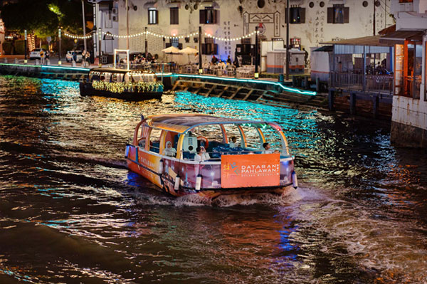 Aktivitas Romantis di Melaka untuk Pasangan: Panduan Liburan Romantis menikmati melaka river cruise di bawah cahaya malam