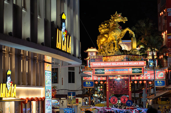 Aktivitas Romantis di Melaka untuk Pasangan: Panduan Liburan Romantis menikmati suasana malam di jonker street night market