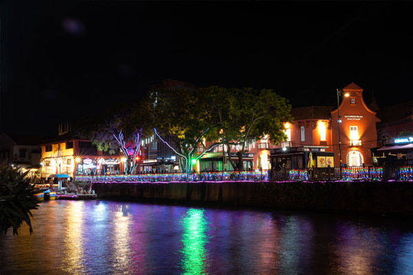 Aktivitas Romantis di Melaka untuk Pasangan: Panduan Liburan Romantis perjalanan malam di melaka river cruise