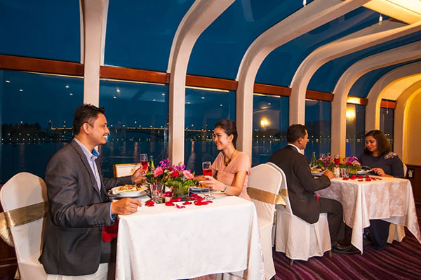 Liburan ke Putrajaya? Nikmati Pesona Kota dari Atas Kapal Pesiar dining1