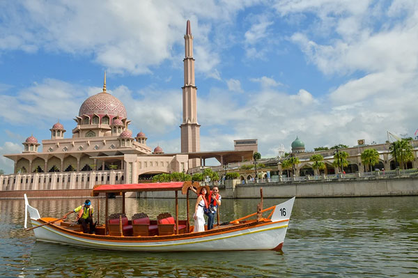 Liburan ke Putrajaya? Nikmati Pesona Kota dari Atas Kapal Pesiar the love boat